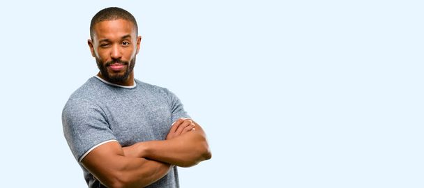 African american man met baard geïrriteerd en boos het uiten van negatieve emotie, geërgerd met iemand geïsoleerd op blauwe achtergrond - Foto, afbeelding