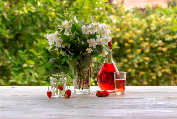 Натюрморт з червоним домашнім вином і букетом жасмину
 - Фото, зображення