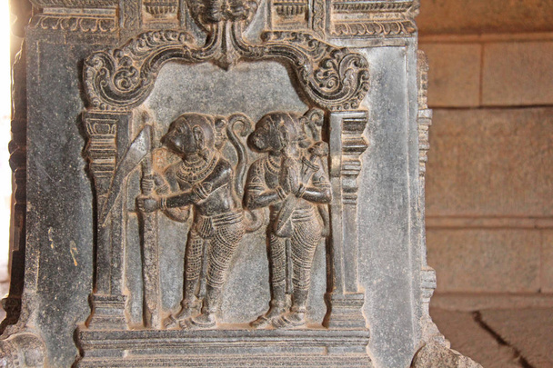 黒い玄武岩の彫刻装飾的な石。石レリーフ像寺ハザラ人ラマの柱の上。ハンピ、カルナータカ州、インド. - 写真・画像