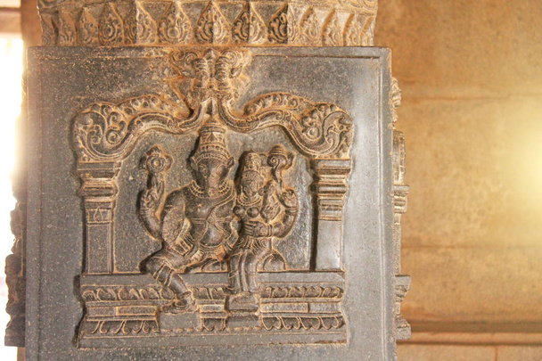 Декоративный камень, вырезающий черный базальт. Каменные барельефы Фигуры на столбах храма Хазара Рама. Хампи, Карнатака, Индия. Индийский бог Вишну
. - Фото, изображение