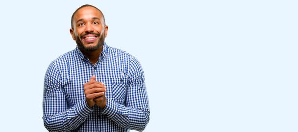 Hombre afroamericano con barba segura y feliz con una gran sonrisa natural aislada sobre fondo azul
 - Foto, imagen