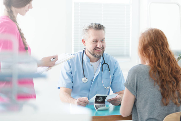 Doctor explaining ultrasound image - Zdjęcie, obraz
