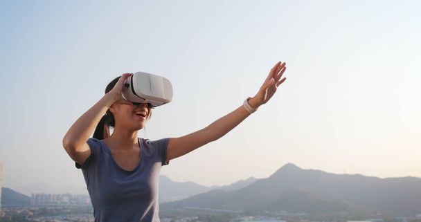 Vrouw kijken met virtuele realiteit in de stad  - Foto, afbeelding