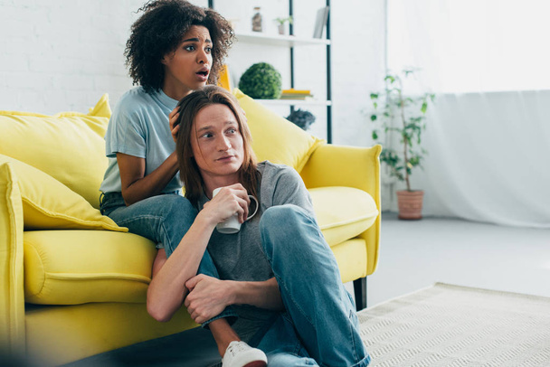 peur couple multiethnique regarder la télévision à la maison
 - Photo, image