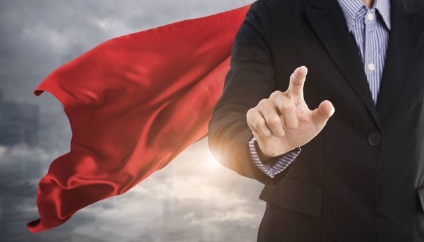 vertrouwen zakenman superheld dragen rode cape tegen  - Foto, afbeelding