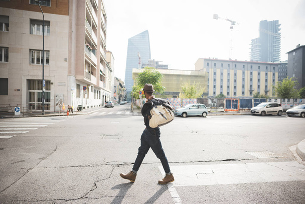 nuori komea afrikkalainen mies kädessään duffeli laukku kävely
 - Valokuva, kuva
