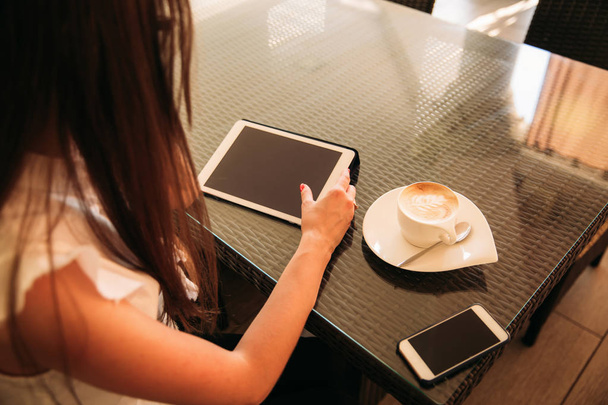 Business lady uses a tablet to work - Fotografie, Obrázek
