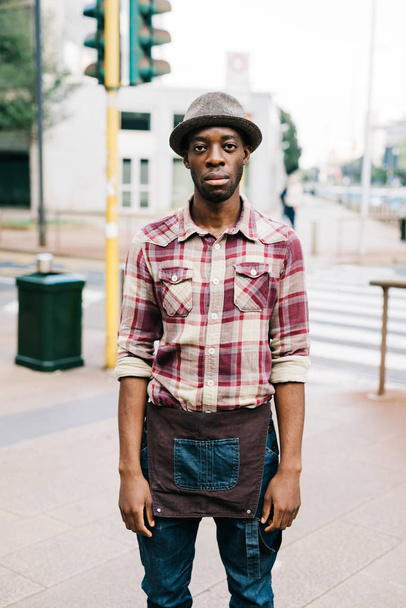 Genç yakışıklı Afrika adam şehirde poz  - Fotoğraf, Görsel