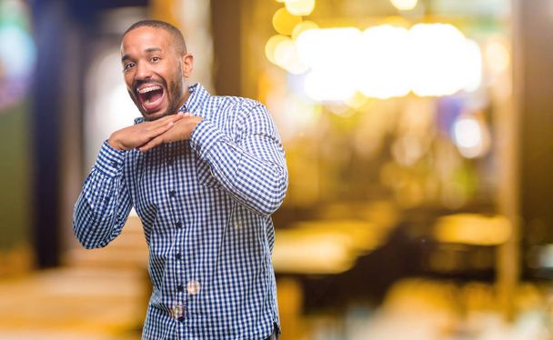 Афроамериканець людиною з бородою щасливі і здивований cheering виявлять wow жест вночі - Фото, зображення
