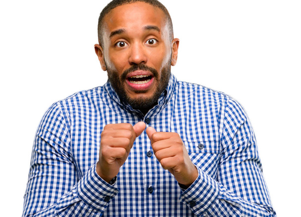 Αφρικανική αμερικανική άνθρωπος με γενειάδα ευτυχισμένη και έκπληκτος επευφημίες εκφράζοντας wow χειρονομία απομονωθεί σε λευκό φόντο - Φωτογραφία, εικόνα