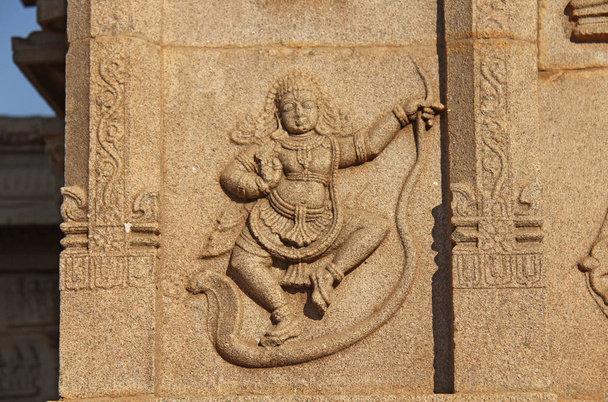 Rzeźba szczegóły na zewnętrznej ścianie świątyni Rama Hazarowie. Hampi, Karnataka, Unesco. Indyjski Bóg rzeźba kamień. - Zdjęcie, obraz