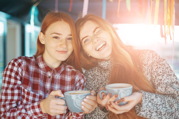 Usmívající se krásné mladé ženy pózuje s kávou - Fotografie, Obrázek