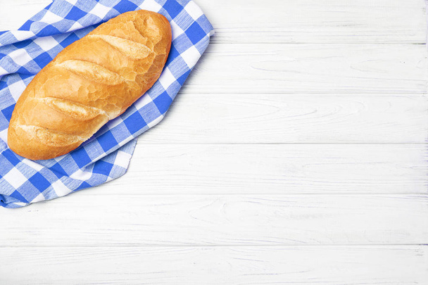 Pane fresco con tovagliolo sul tavolo della cucina
 - Foto, immagini