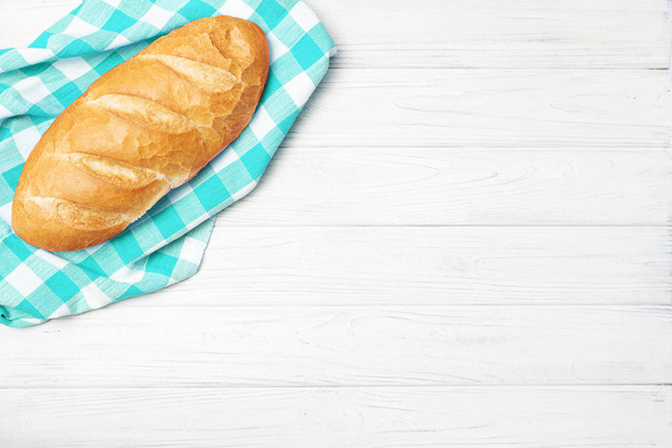 Friss kenyér, szalvéta, a konyhaasztalon - Fotó, kép