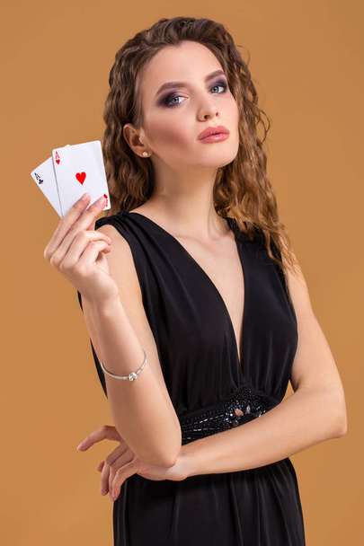 schöne braunhaarige Frau mit zwei Assen als Zeichen für Pokerspiel, Glücksspiel und Casino - Foto, Bild