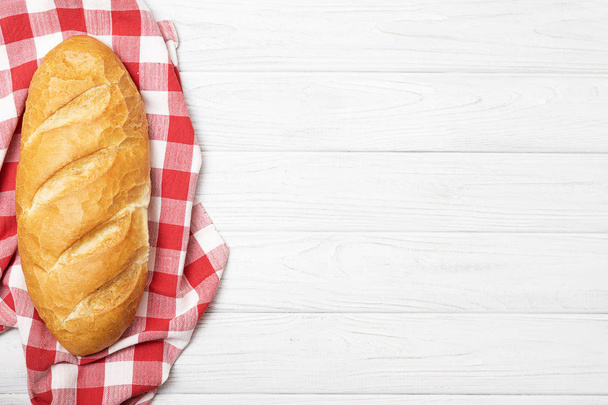 Свежий хлеб с салфеткой на кухонном столе
 - Фото, изображение