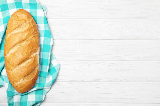 Свіжий хліб з серветкою на кухонному столі
 - Фото, зображення