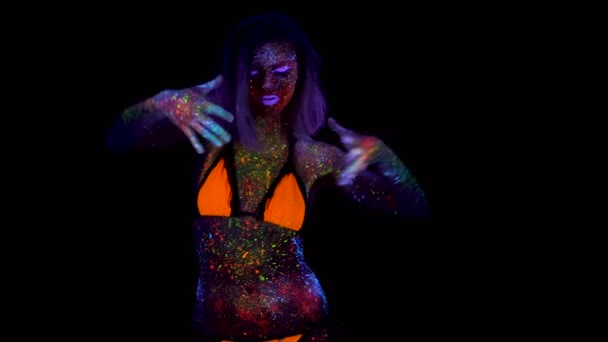 Портрет красивой женщины моды танцующей в неоновом ультрафиолетовом свете. Модель девушки с флуоресцентным творческим психоделическим макияжем, художественный дизайн модели танцовщицы диско в ультрафиолетовом диапазоне
 - Кадры, видео