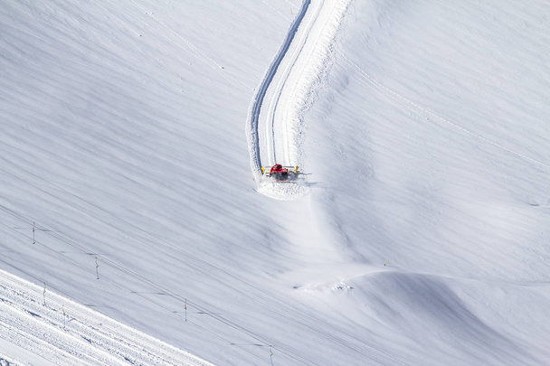 Machine à neige dans une montagne
 - Photo, image