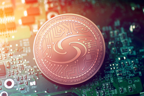 ぼやけてマザーボードの背景に光沢のある銅 Syscoin cryptocurrency コイン - 写真・画像