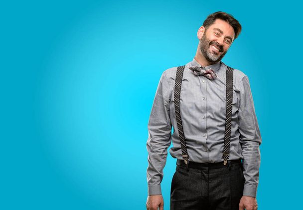 Homem de meia-idade, com barba e gravata borboleta confiante e feliz com um grande sorriso natural rindo, expressão natural
 - Foto, Imagem
