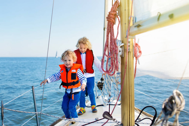 As crianças navegam no iate no mar. Criança navegando em barco
. - Foto, Imagem