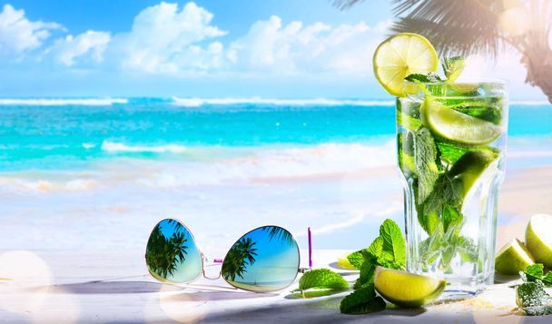 Διακοπές drims? καλοκαιρινό μπαρ κρασιού τροπική παραλία? κοκτέιλ μοχίτο  - Φωτογραφία, εικόνα