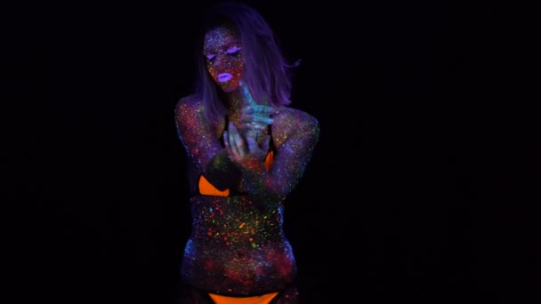 Портрет красивой женщины с фиолетовыми волосами, танцующей в неоновом ультрафиолетовом свете. Модель девушки с флуоресцентным творческим психоделическим макияжем, художественный дизайн модели танцовщицы диско в ультрафиолетовом диапазоне
 - Кадры, видео
