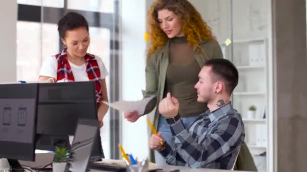 kreativní tým pracující na uživatelské rozhraní v kanceláři - Záběry, video