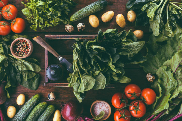 шпинат в деревянной коробке, свежие овощи на деревянном столе
 - Фото, изображение