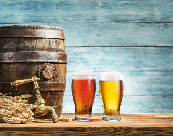Glasses of  beer and ale barrel on the wooden table. Craft brewe - Foto, imagen