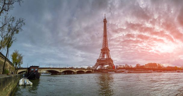 Hermosa vista panorámica de la Torre Eiffel y el puente de Jena
 - Foto, Imagen