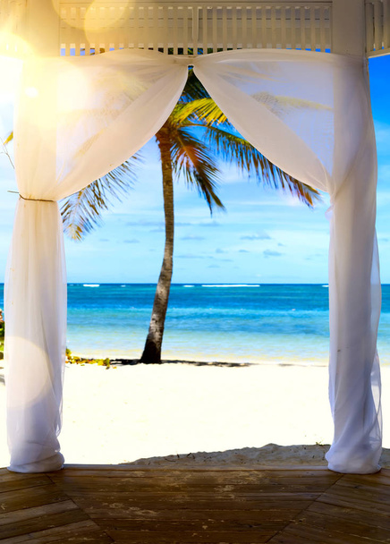 Arte Nascer do sol bonito sobre a praia tropical; cerimônia de casamento
  - Foto, Imagem