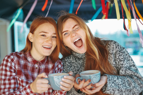 Porträt fröhlicher Mädchen mit Kaffeetassen  - Foto, Bild