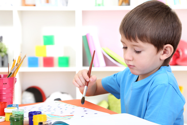 Cute little boy painting in his album - Фото, зображення