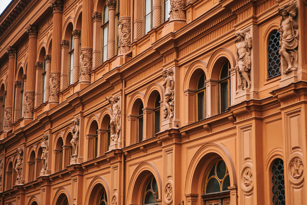 Tarihi bina veya görme Riga, Letonya veya Letonya Cumhuriyeti. Neoklasisizm mimari veya mimari tarzı veya eski şehir ve mimari anıt tasarımını - Fotoğraf, Görsel