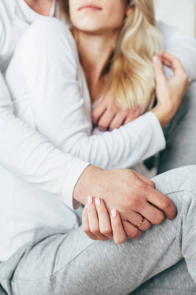 Retrato de casal sensível abraçar e segurando as mãos um do outro. Close-up
 - Foto, Imagem