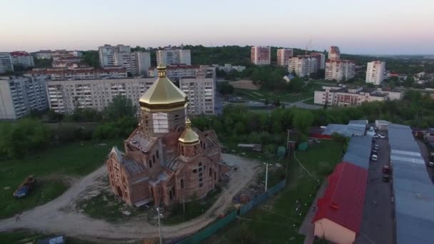 Vista aérea de la iglesia construida en Lviv, Ucrania
. - Metraje, vídeo
