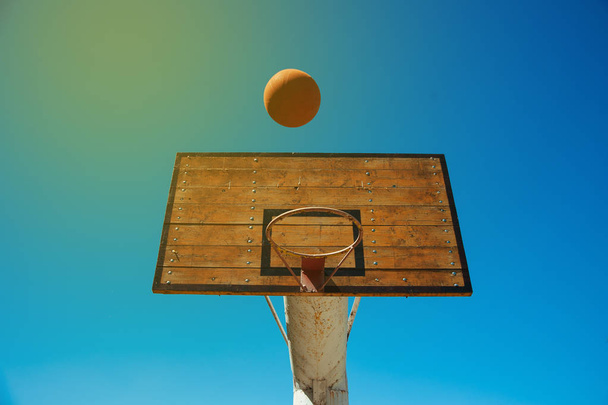 屋外のバスケットをボール - 写真・画像