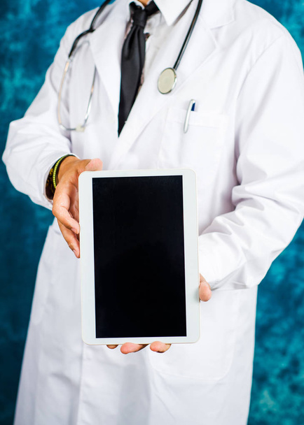 Lékař drží elektronický tablet zavřít nahoru - Fotografie, Obrázek