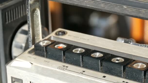 Tlačítka Zavřít pohled na starého magnetofonu. Starožitný retro předměty - Záběry, video