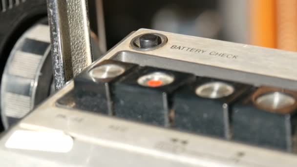 Przyciski z bliska widok stary magnetofon. Vintage antyki - Materiał filmowy, wideo
