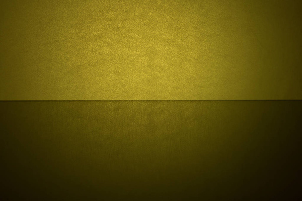 Na pozadí je žluto zelená s přechodem od středu, odráží v dolní polovině obrazu. - Fotografie, Obrázek