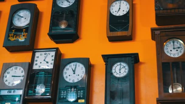 PATTAYA, TAILANDIA - 23 DE DICIEMBRE DE 2017: Muchos relojes diferentes en la pared. Antiguo reloj antiguo antiguo vintage
. - Metraje, vídeo