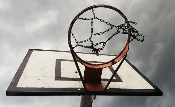 Basketbal Ring met bewolkte hemel van onderen - Foto, afbeelding