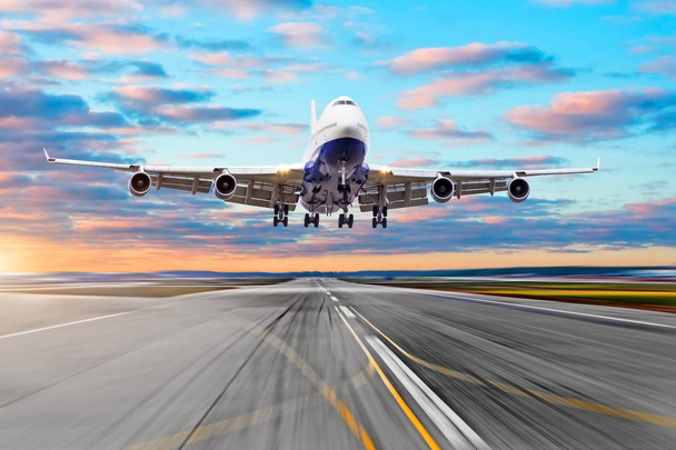 Πτέρυγα προβολή διάδρομο στο αεροδρόμιο του ουρανού και ένα αεροπλάνο απογειώνεται σε απόσταση. - Φωτογραφία, εικόνα