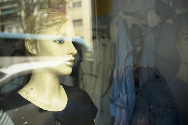 Donna vetrina negozio di moda
 - Foto, immagini
