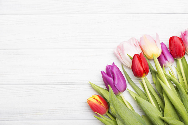kleurrijke tulpen op witte houten achtergrond. - Foto, afbeelding