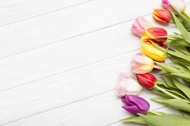 bunte Tulpen auf weißem Holzhintergrund. - Foto, Bild