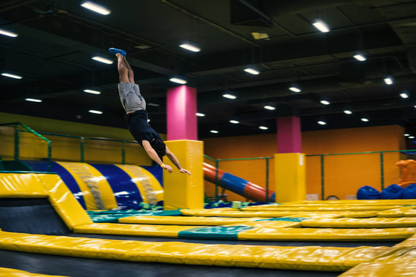 trambulin jumper végez akrobatikus gyakorlatok a trambulinon - Fotó, kép